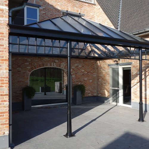 Open orangerie terras overkapt muren zwart smeedwerk aluminium